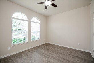 2239 Brown Oak Dr in Conroe, TX - Building Photo - Building Photo