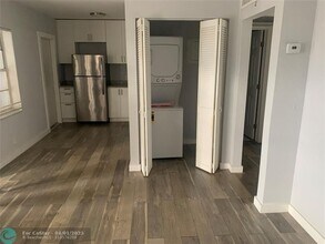 600 NE 46th Ct in Oakland Park, FL - Building Photo - Building Photo
