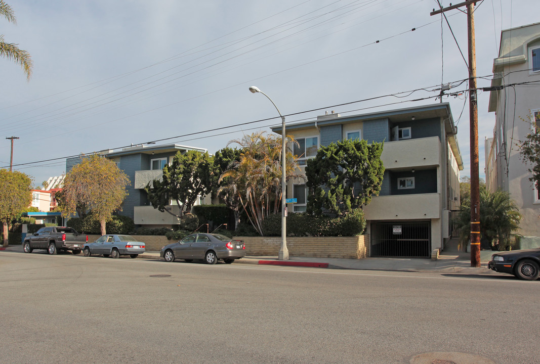 2211 4th St in Santa Monica, CA - Building Photo