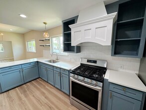 1127 W Lynwood Ave in San Antonio, TX - Building Photo - Building Photo