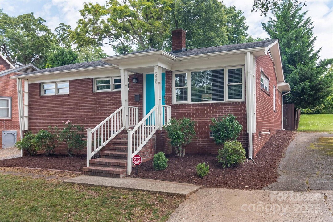 550 W Kingston Ave in Charlotte, NC - Building Photo