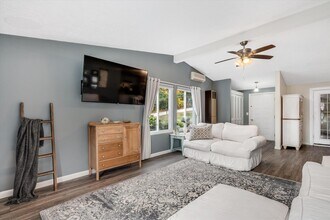 1 Johns Dr in Hooksett, NH - Foto de edificio - Building Photo