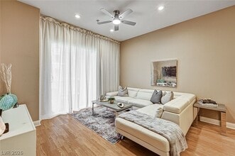 56 E Serene Ave in Las Vegas, NV - Foto de edificio - Building Photo