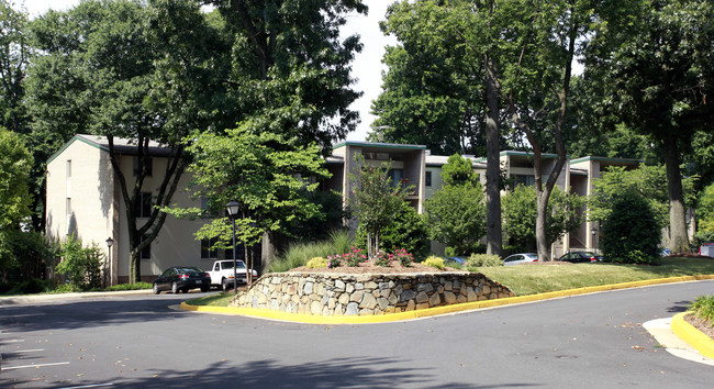 Devonshire Square Apartments in Falls Church, VA - Building Photo - Building Photo