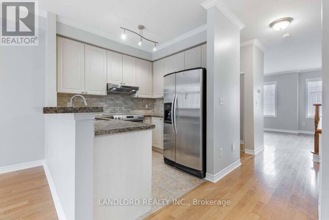 3071 Treadwells Dr in Mississauga, ON - Building Photo