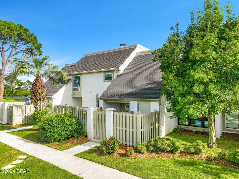 4305 Bay Point Rd in Panama City Beach, FL - Foto de edificio