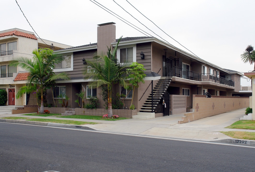 12152 Grevillea Ave in Hawthorne, CA - Foto de edificio