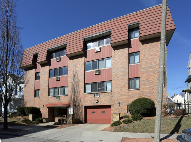 Campus Court in Milwaukee, WI - Foto de edificio - Building Photo