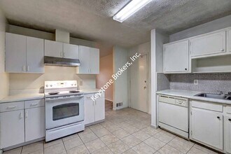 5805 Singleton Rd in Norcross, GA - Building Photo - Building Photo