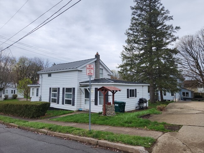 123 W Mohawk St in Oswego, NY - Foto de edificio - Building Photo