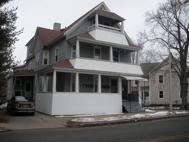 26 Belcher St in Chicopee, MA - Foto de edificio - Building Photo