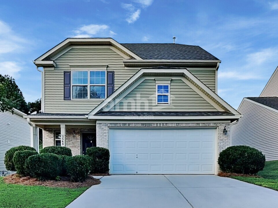 2568 Fiddlers Glenn Dr in Winston-Salem, NC - Foto de edificio