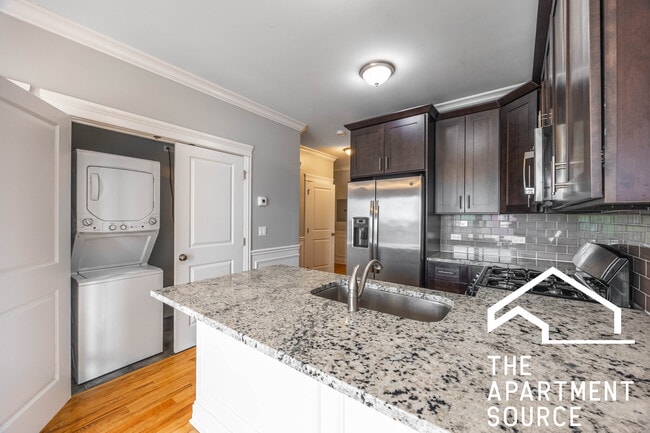 2346 W Grand Ave in Chicago, IL - Building Photo - Building Photo