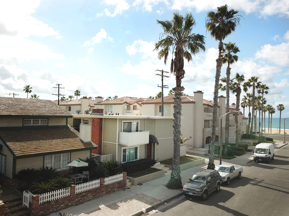 114 10th St in Huntington Beach, CA - Building Photo