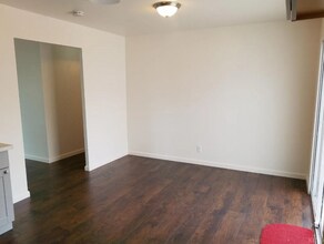 917 E Myrtle St in Hanford, CA - Building Photo - Building Photo