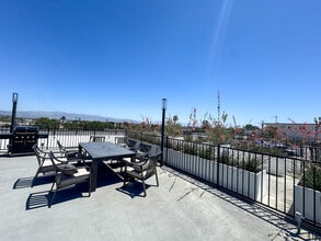Eton View Apartments in Canoga Park, CA - Foto de edificio - Building Photo
