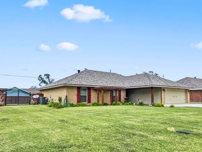33 Eucalyptus St in Sulphur, LA - Building Photo - Building Photo