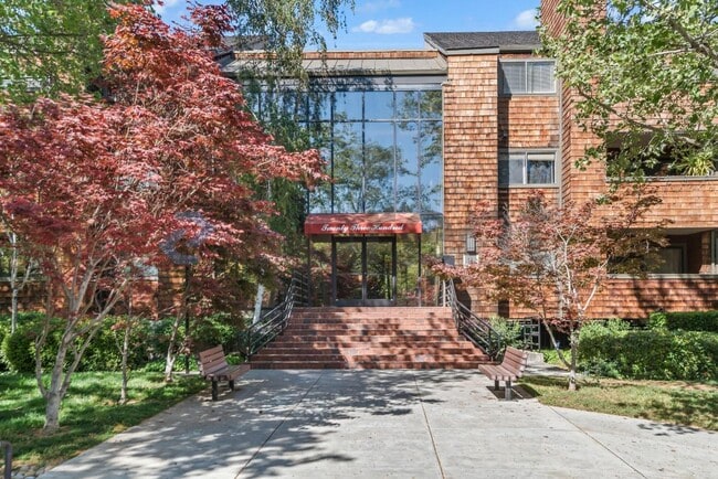 property at 2306 La Terrace Cir