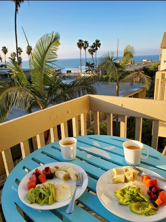 999 N Pacific St, Unit C202 in Oceanside, CA - Foto de edificio - Building Photo