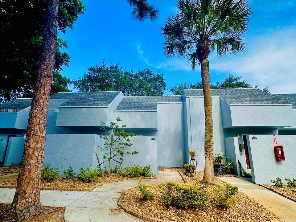 33 Deer Creek Rd in Deerfield Beach, FL - Building Photo