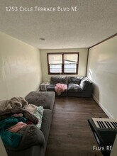 1253 Circle Terrace Blvd NE in Minneapolis, MN - Building Photo - Building Photo