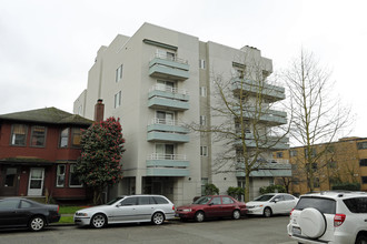 West Republican Place in Seattle, WA - Building Photo - Building Photo