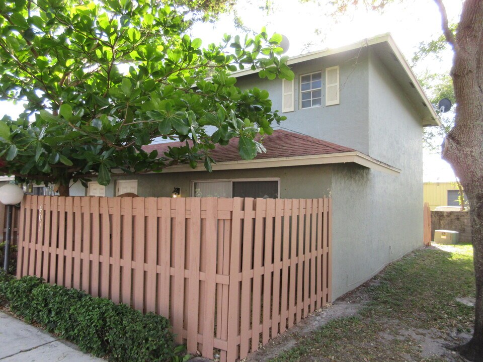 401 Cypress Wy in Palm Springs, FL - Building Photo