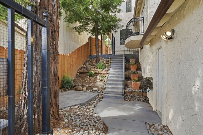 850 Tanglewood Dr in Redding, CA - Building Photo - Building Photo