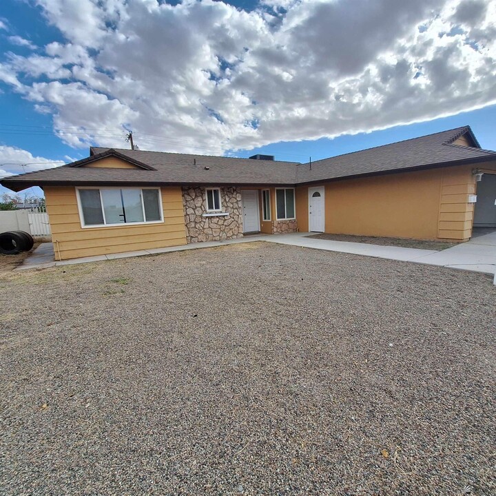1727 S Pendergast Ave in Yuma, AZ - Foto de edificio