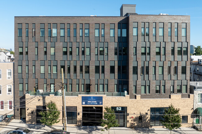 Crystal Cambridge in Jersey City, NJ - Foto de edificio - Building Photo