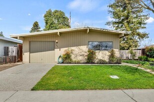 704 W El Dorado Dr in Woodland, CA - Building Photo