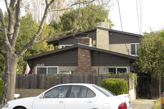 2047 Buena Vista Ave in Alameda, CA - Foto de edificio - Building Photo