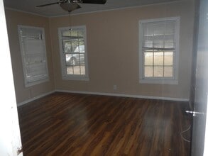 813 E Warren Ave in Kingsville, TX - Foto de edificio - Building Photo