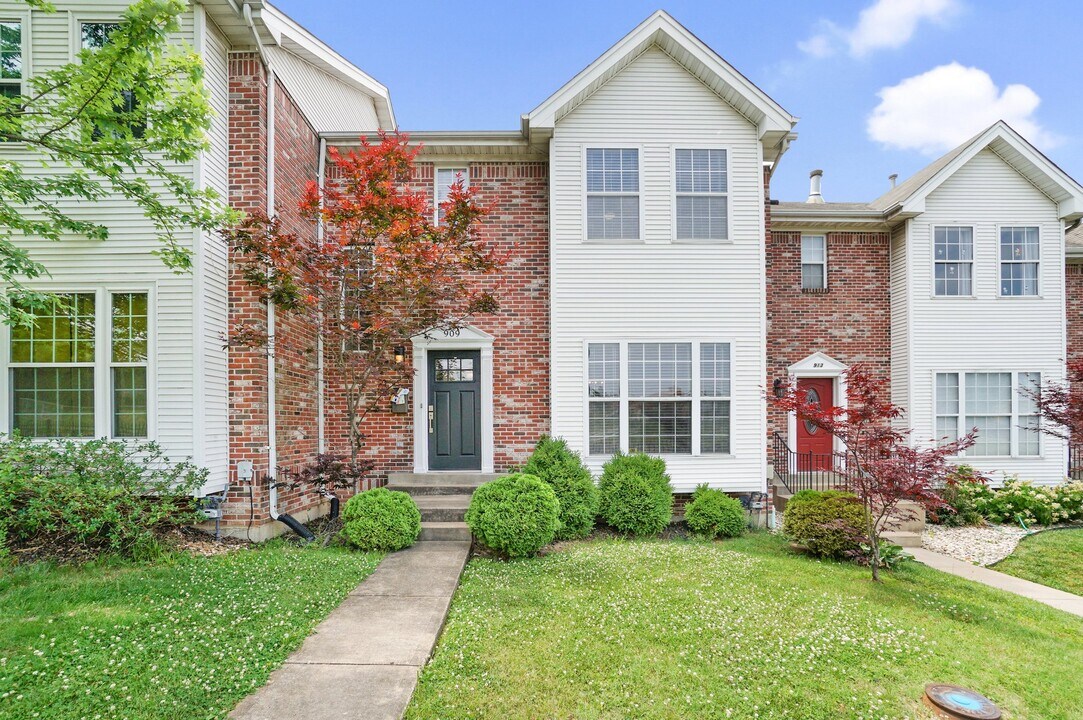909 N Hanley Rd in University City, MO - Foto de edificio