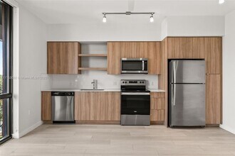 555 NE 8th St, Unit 0318 in Fort Lauderdale, FL - Building Photo - Building Photo