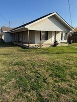 313 E Lloyd St in Krum, TX - Building Photo