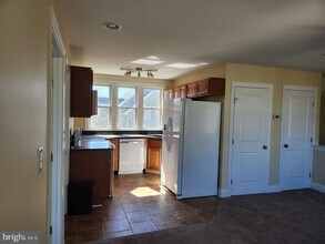 121 Parks Rd in Chester, MD - Foto de edificio - Building Photo