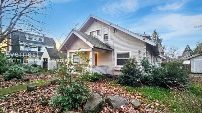 1960 Kincaid St in Eugene, OR - Building Photo - Building Photo