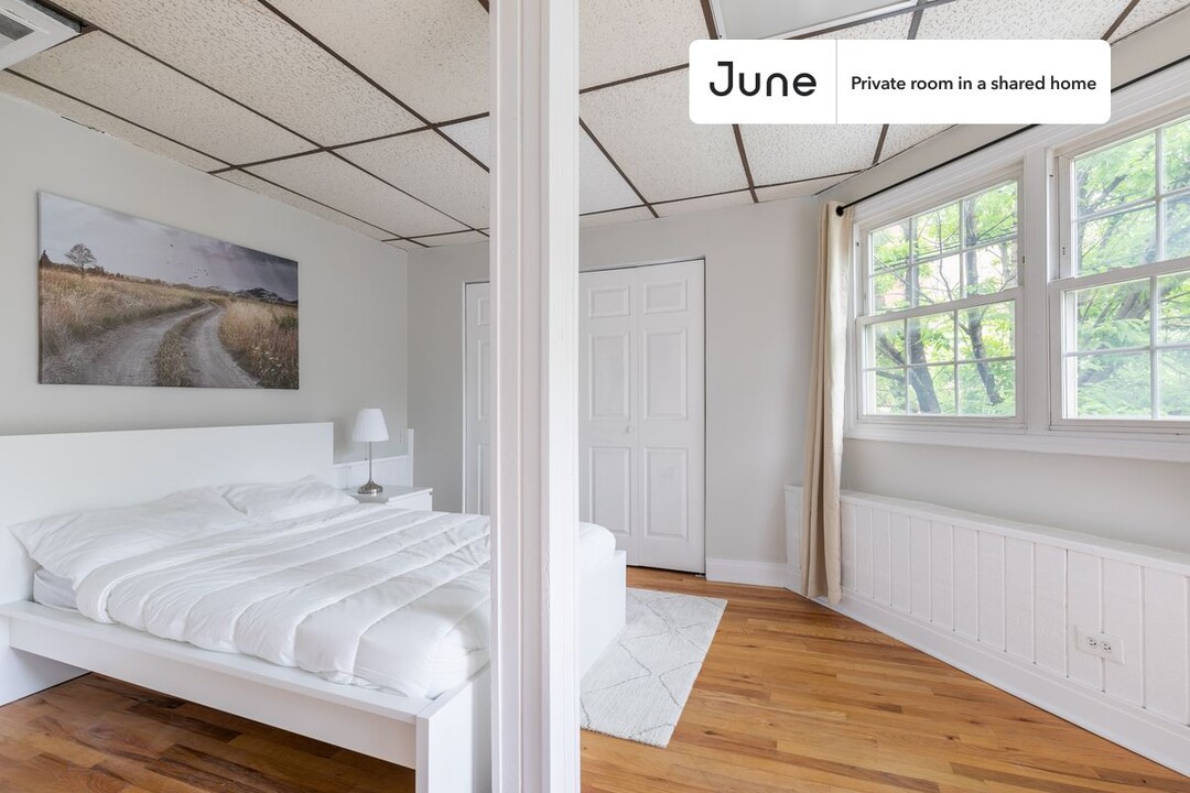 Private bedroom in 4 bed/2 bath Home in Chicago, IL - Building Photo