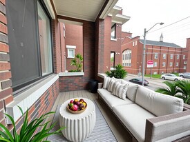 827 Main St E in Hamilton, ON - Building Photo