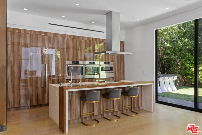 15241 Greenleaf St in Los Angeles, CA - Building Photo - Building Photo