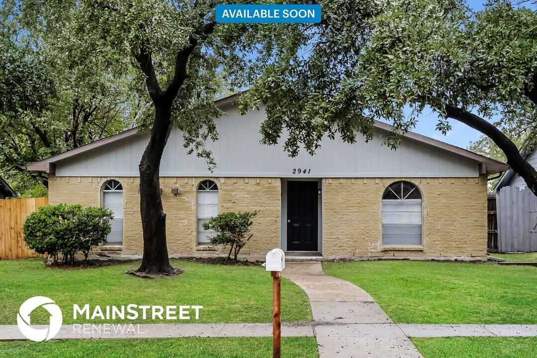 2941 Rolling Hills Dr in Carrollton, TX - Building Photo