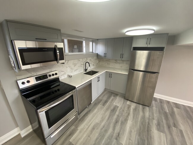 740 Collins Bay Rd in Kingston, ON - Building Photo - Building Photo