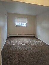 4912 Douglas Rd in Toledo, OH - Building Photo - Building Photo