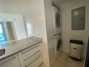 185 SW 7th St, Unit 1709 in Miami, FL - Building Photo - Building Photo