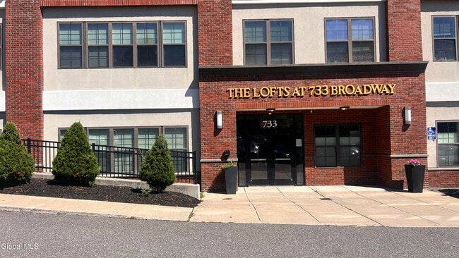 733 Broadway in Albany, NY - Building Photo - Building Photo