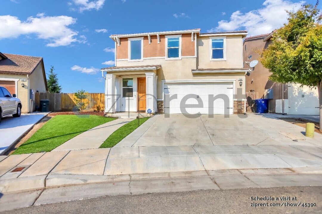 3384 Amanecer Ave in Clovis, CA - Building Photo