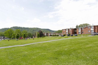 Timberline Apartments in Morgantown, WV - Foto de edificio - Building Photo