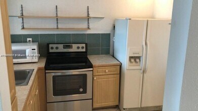 8233 Harding Ave, Unit 404 in Miami, FL - Building Photo - Building Photo