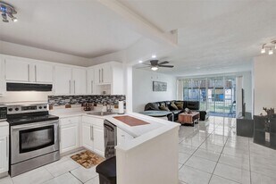 1690 NE 191st St, Unit 1121 in Miami, FL - Building Photo